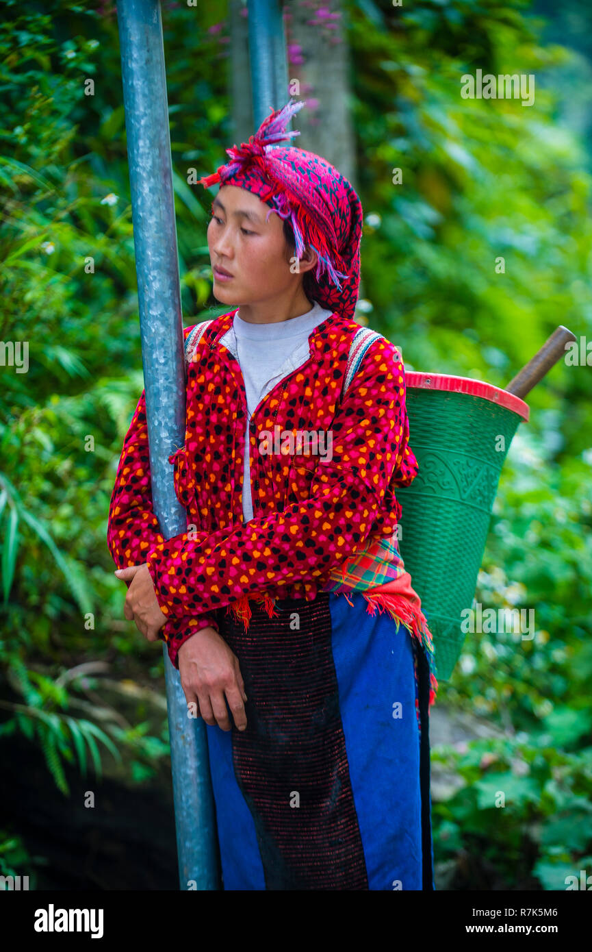 Una mujer de la minoría dao rojo en una aldea cerca de Ha Giang en Vietnam Foto de stock