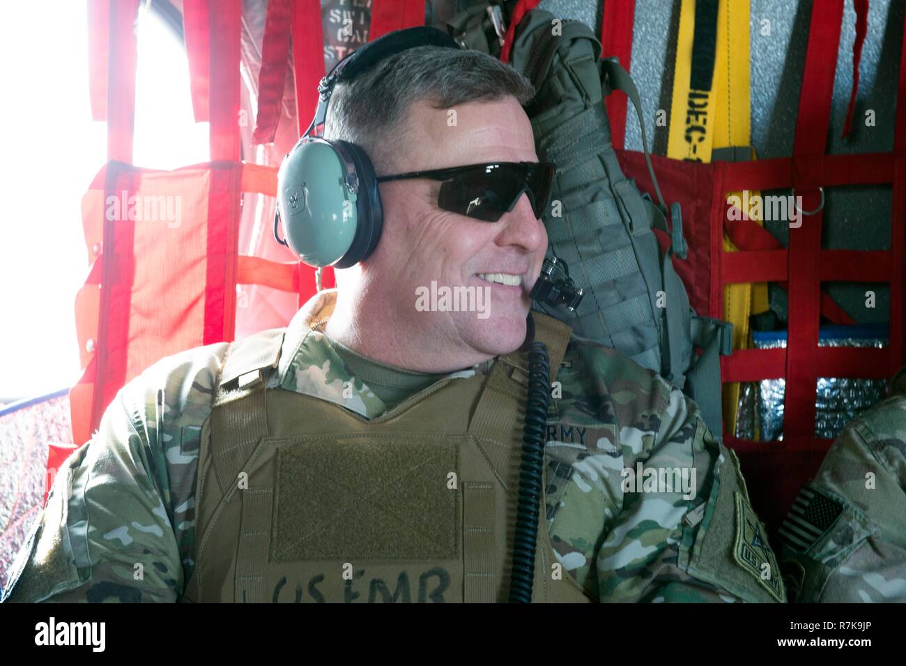 El Jefe del Estado Mayor del Ejército de EE.UU. Gen. Mark Milley mira durante un vuelo en helicóptero para recibir una actualización informativa de los líderes del Comando del Componente de Operaciones Especiales de la OTAN el 18 de julio de 2016 en el aeródromo de Bagram, Afganistán. Milley fue elegido por el presidente Donald Trump, el 8 de diciembre de 2018 para ser el próximo Presidente de la Junta de Jefes. Foto de stock