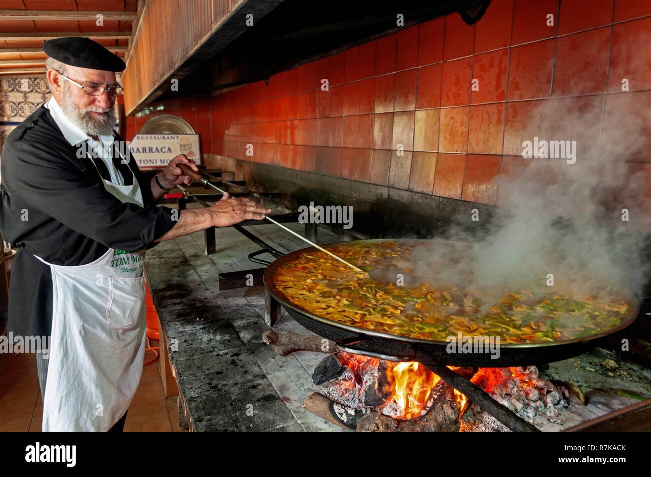 Paella restaurant fotografías e imágenes de alta resolución - Página 12 -  Alamy