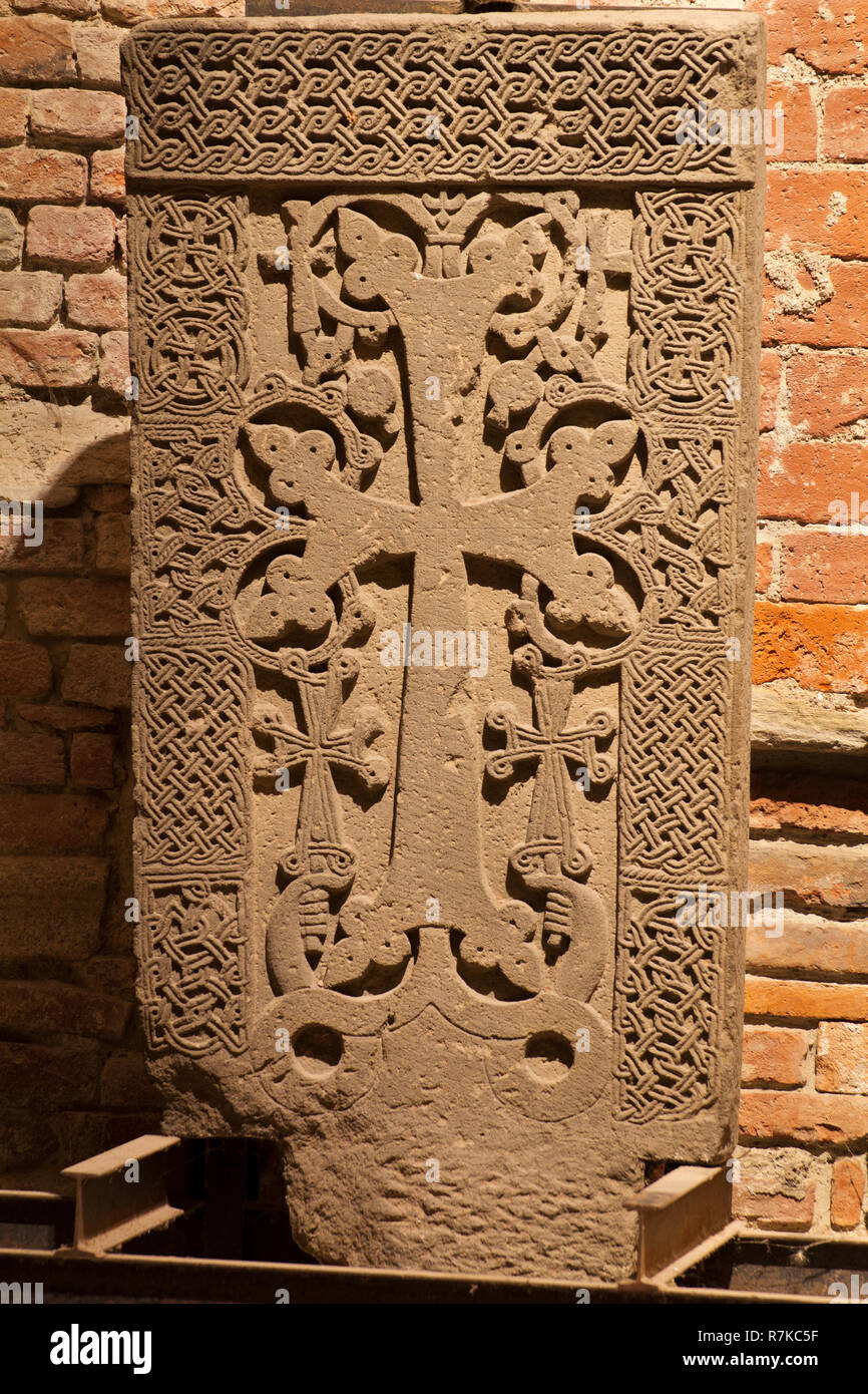 Khachkar armenio (o khatchkar cruz-piedra): Armenia cristiana medieval arte - piedras sagradas - Monastero Maggiore - Milán Foto de stock