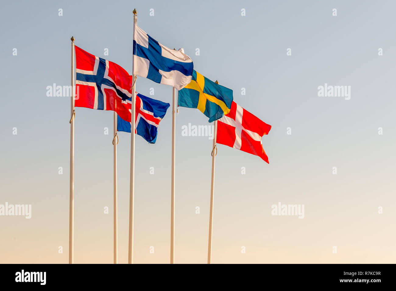 Danés, Sueco, finlandés, islandés y noruego scandinavian banderas ondeando en el viento en Helsingborg, Suecia Foto de stock
