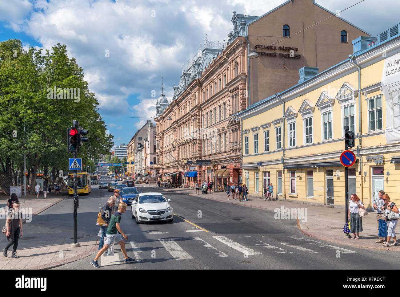 Tiendas de Aurakatu, una calle en el centro de la ciudad, Turku, Finlandia Foto de stock