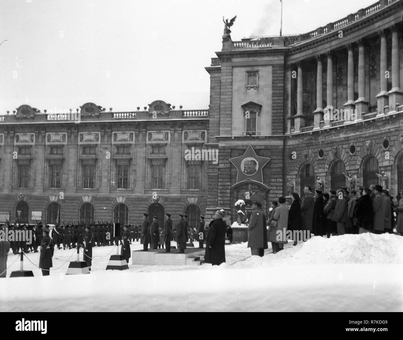 Viena de posguerra durante la ocupación aliada changhing mensual de la guardia, en Viena, Austria en el Palacio Imperial Hofburg Viena Wien en 1947 Foto de stock