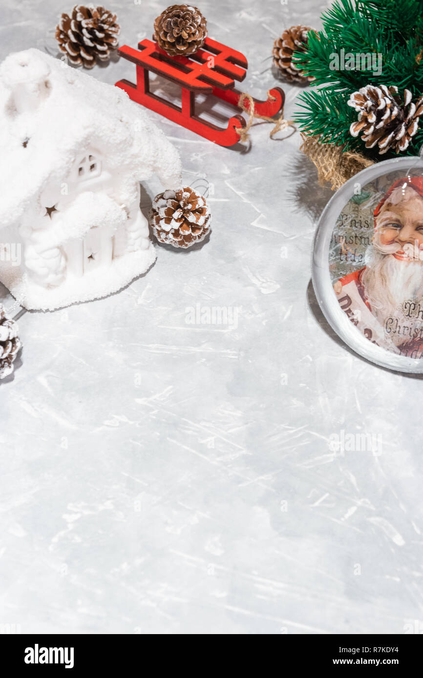 Juguete de Navidad blanco-nieve casa de Año Nuevo. composición con conos y  rojo trineos. El concepto de invierno, Navidad, Año Nuevo, cálido,  acogedor, amoroso.copy-space Fotografía de stock - Alamy