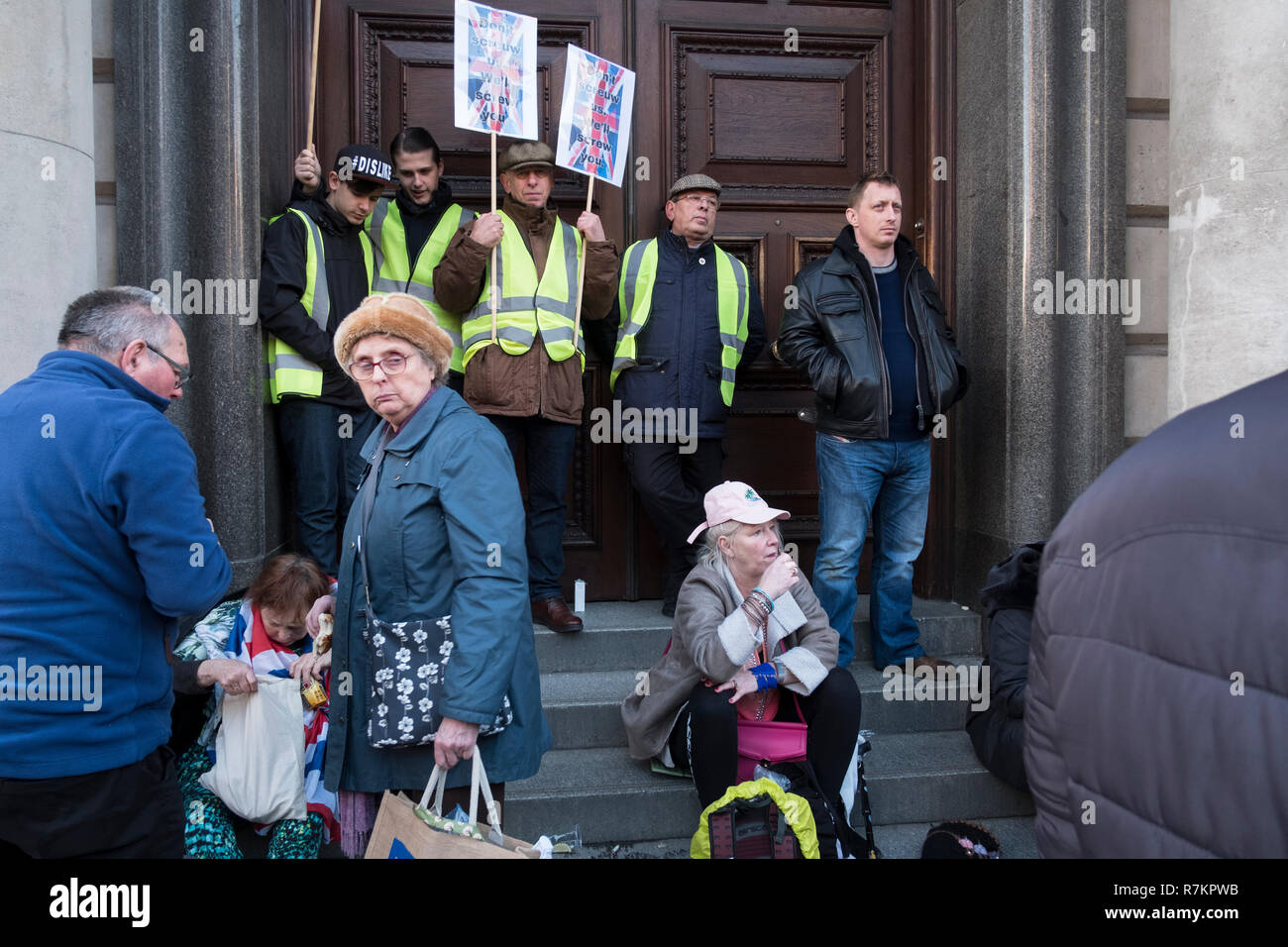 Pro Brexit rally organizado por UKIP y Tommy Robinson para protestar por la "traición de Brexit' como ven el acuerdo logrado entre el Gobierno Tory de mayo y de la UE. El centro de Londres, Reino Unido, 09 de diciembre de 2018. Crédito: Mike Abrahams/Alamy Live News Foto de stock