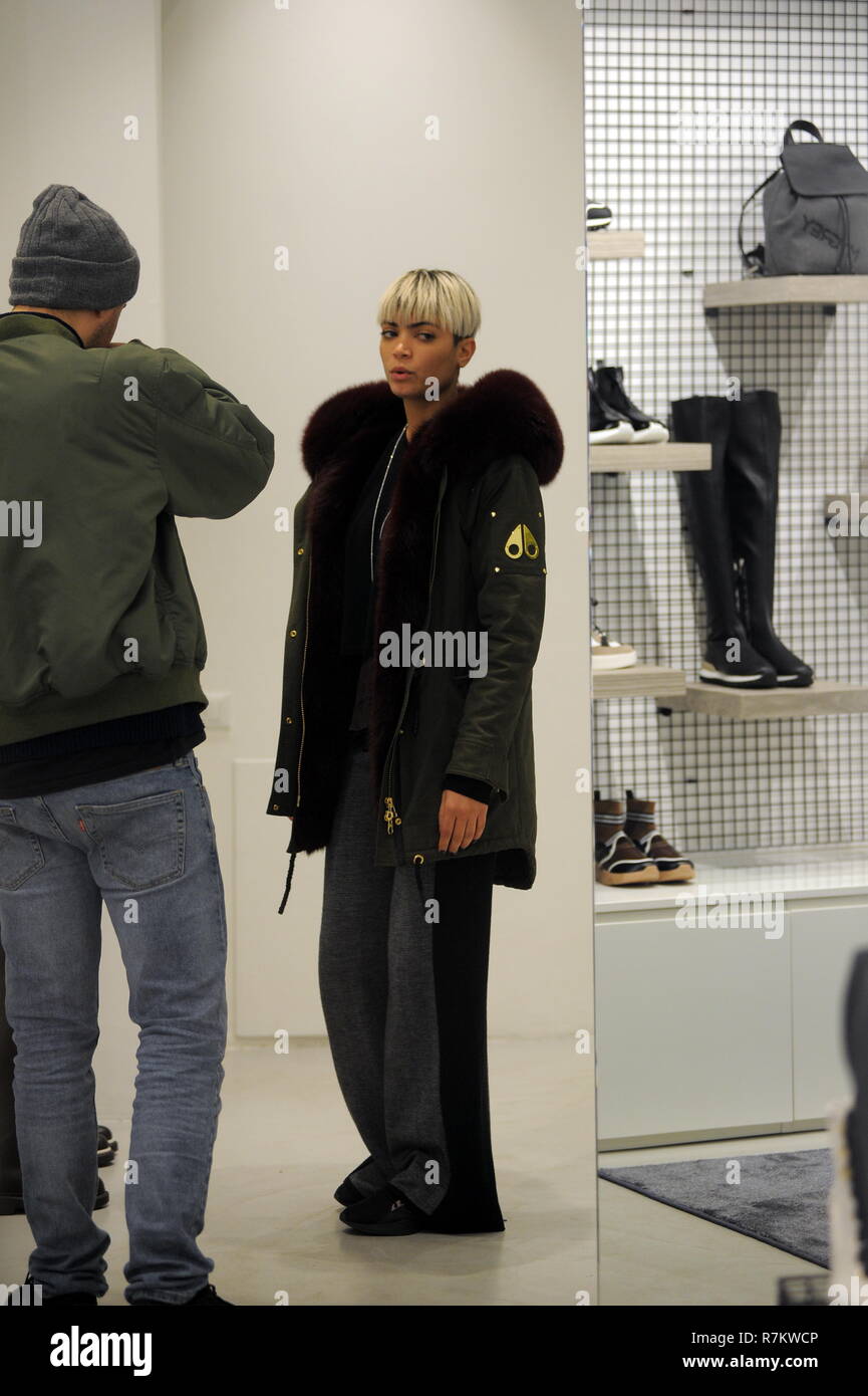 Milán, Elodie Di Patrizi compras en el centro con un amigo Elodie Di  Patrizi, mejor conocido simplemente como \