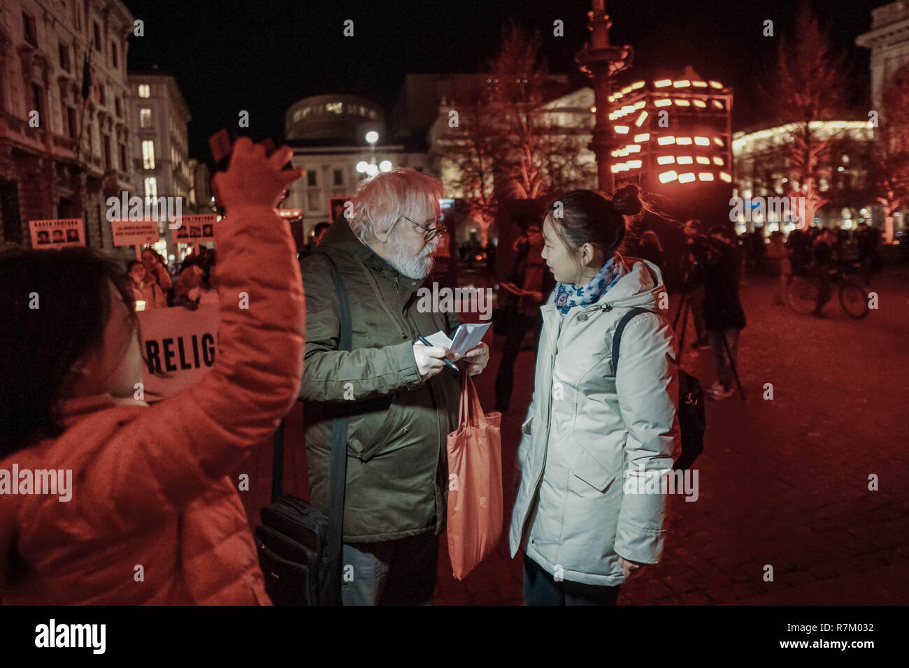 Milán, MI, Italia. 10 Dec, 2018. Un hombre jubilado italiano visto hablando  con una dama de la China a la Iglesia de Dios Todopoderoso durante el   International Italia, Caritas, de emergencia,
