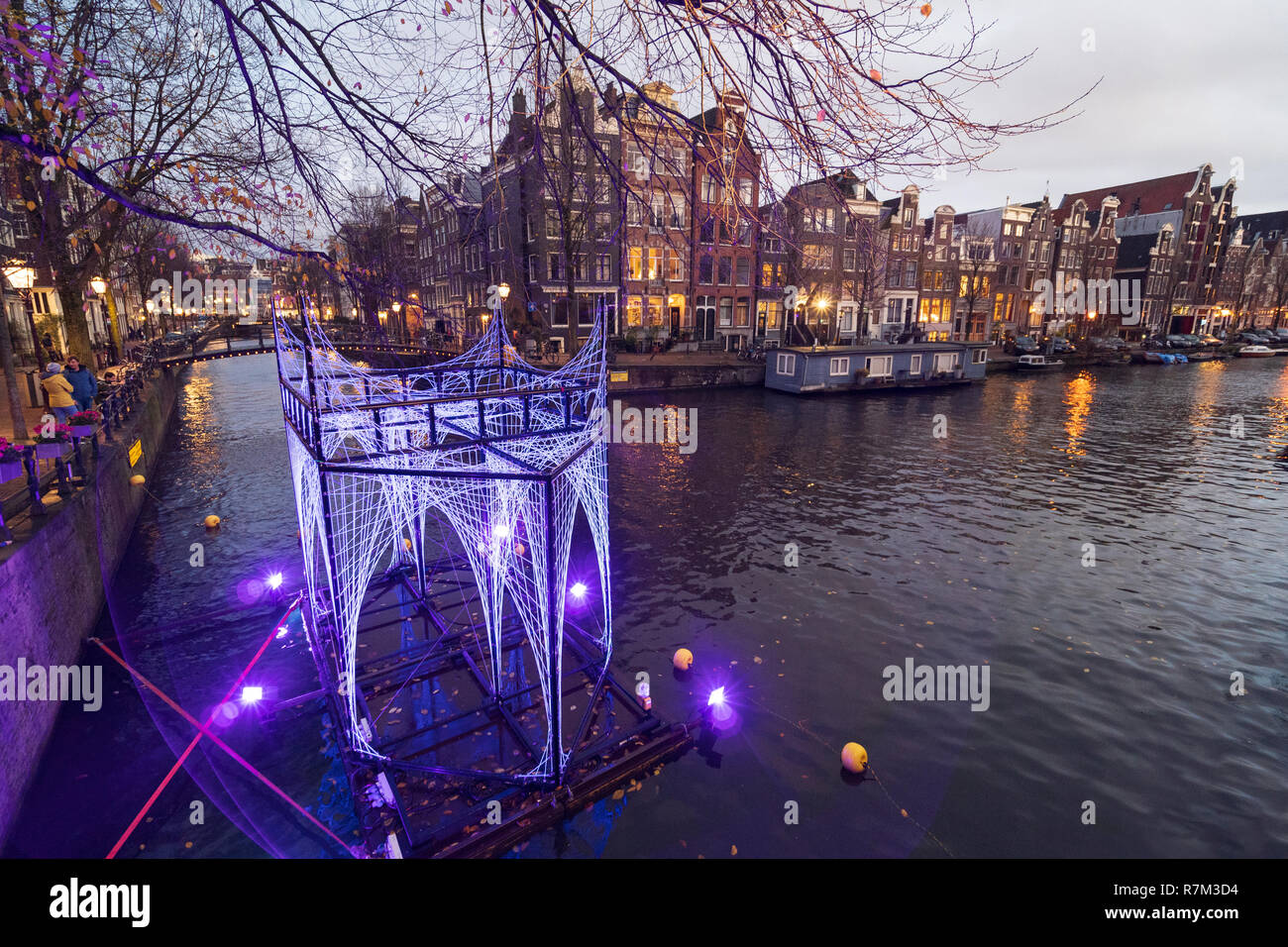 Vista de noche del canal Brouwersgracht con instalación de arte iluminada de noche en Ámsterdam, Países Bajos Foto de stock