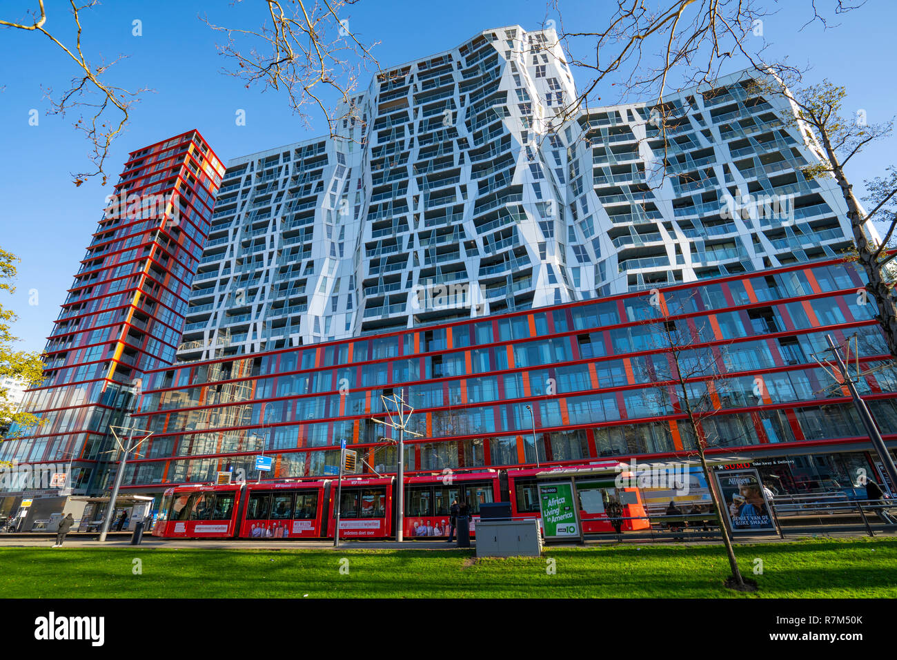 Nuevos edificios de apartamentos modernos de Calypso Westersingel Mauritsweg y Rotterdam, Países Bajos Foto de stock