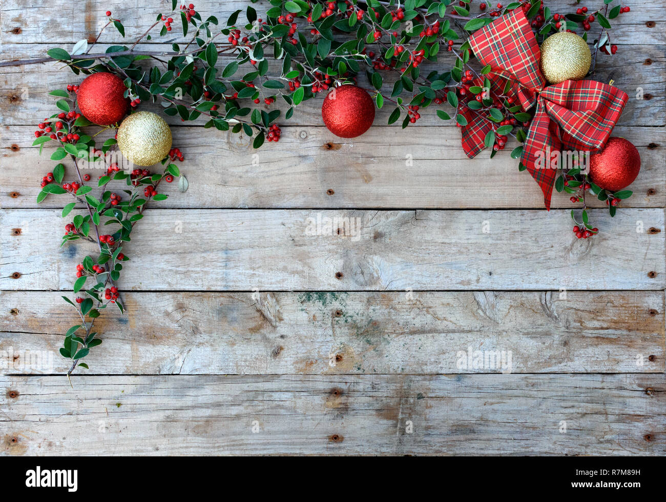 Papel tapiz de Navidad. Tarjeta navideña frame en madera natural y fondo  neutro. Para la tarjeta de felicitación. Follaje verde con bayas y una  corbata roja marcada Fotografía de stock - Alamy