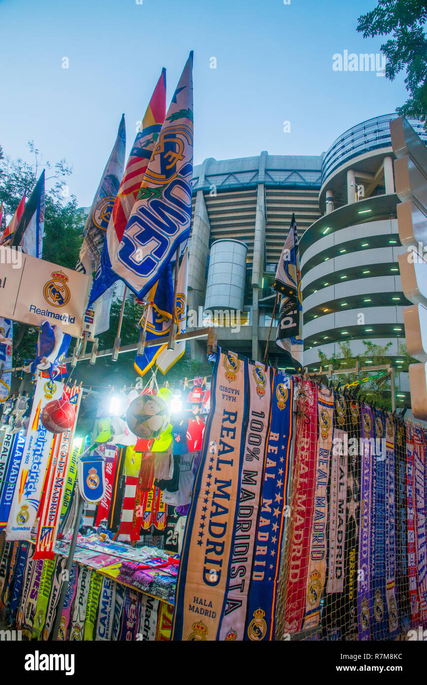 Calado del proveedor cerca del estadio Santiago Bernabeu antes de un partido fútbol. Madrid, España Fotografía de stock - Alamy