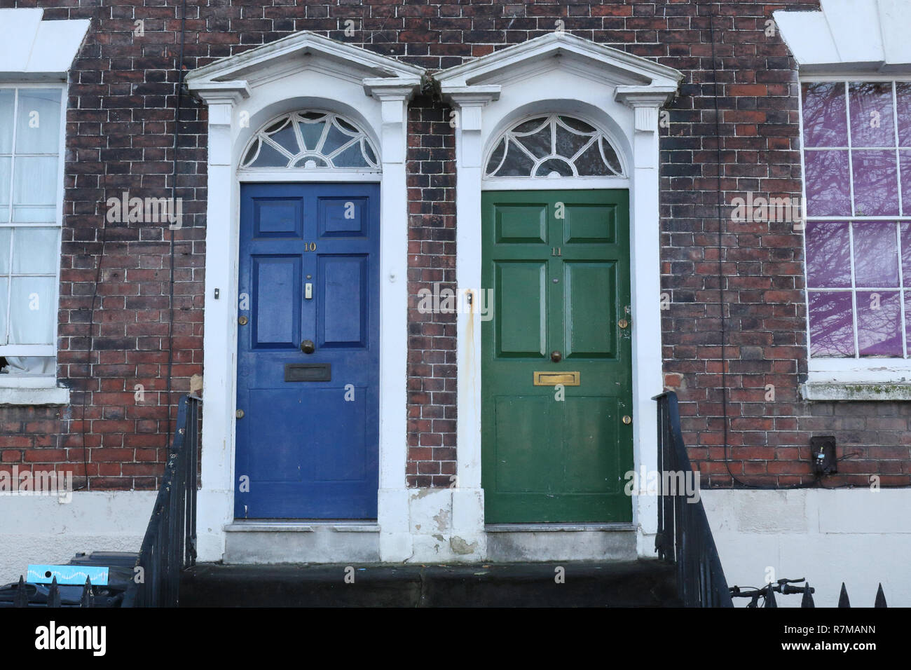 Un azul y un verde puertas tradicional inglés con bordes blancos en una  pared de ladrillos de una terraza casa en Bristol, Reino Unido Fotografía  de stock - Alamy