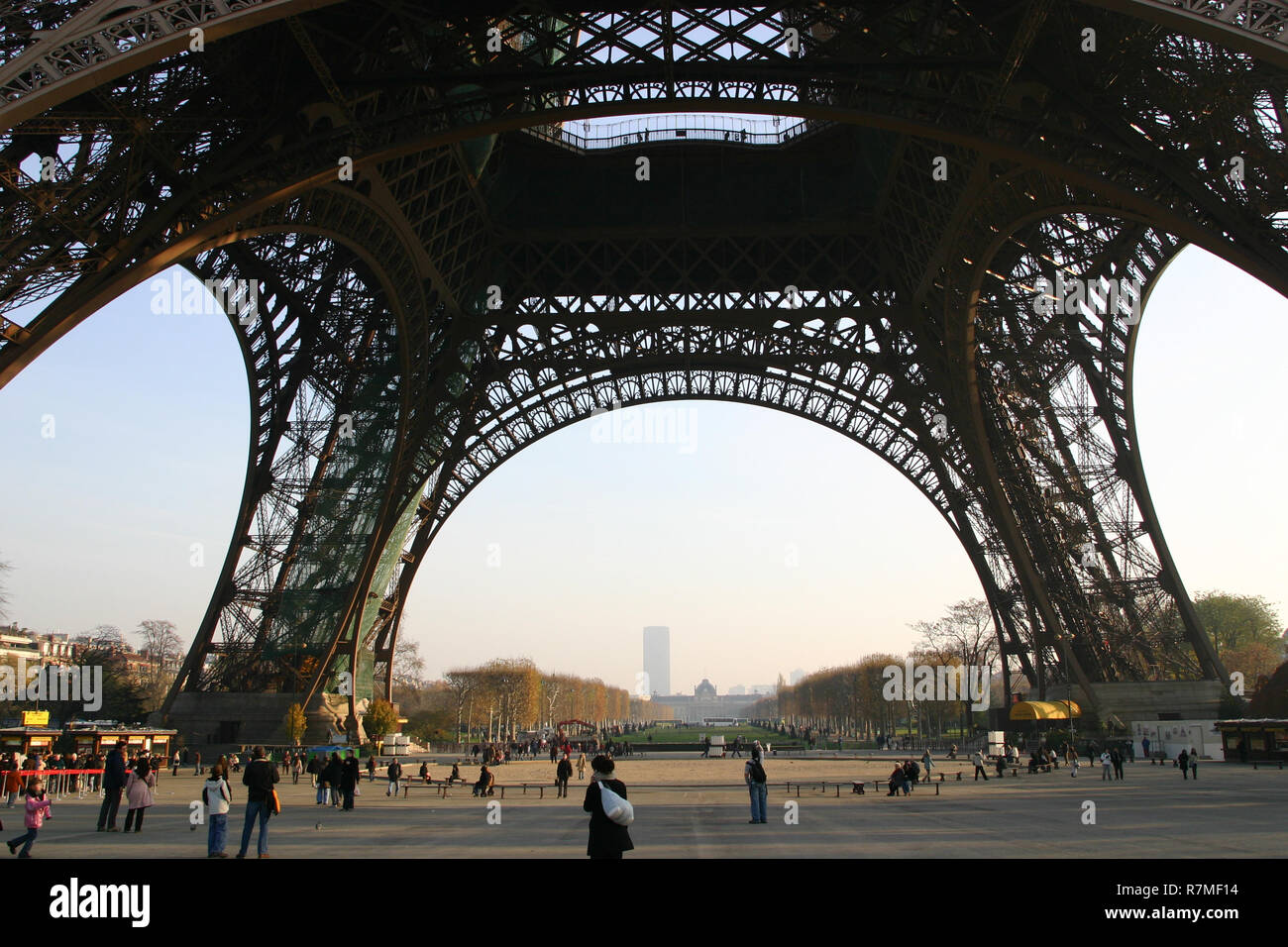 Vista de los arcos desde debajo de la Torre Eiffel en París. Foto de stock