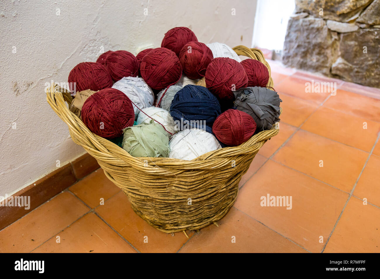 Bolas de roscas y pelotas de trapo, varios colores, en una cesta de mimbre  Fotografía de stock - Alamy