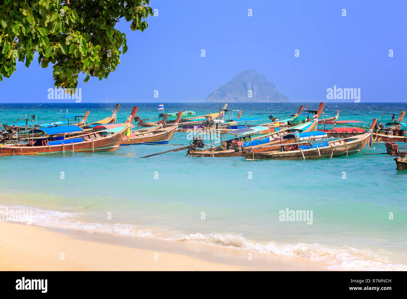 Playa Tropical en la Isla Phi Phi, Tailandia. Típica tailandesa lanchas, isla de mosquitos en el fondo. Foto de stock
