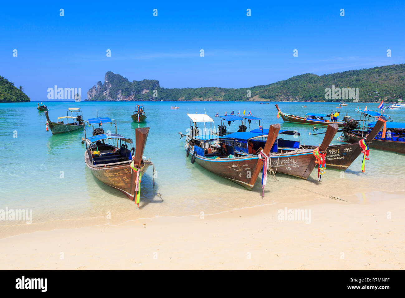 "Longtail" típico tailandés botes en Dahlam Bay en la isla de Phi Phi, Tailandia. Los barcos "longtail" son utilizados como taxis acuáticos para llevar a los turistas playas remotas Foto de stock