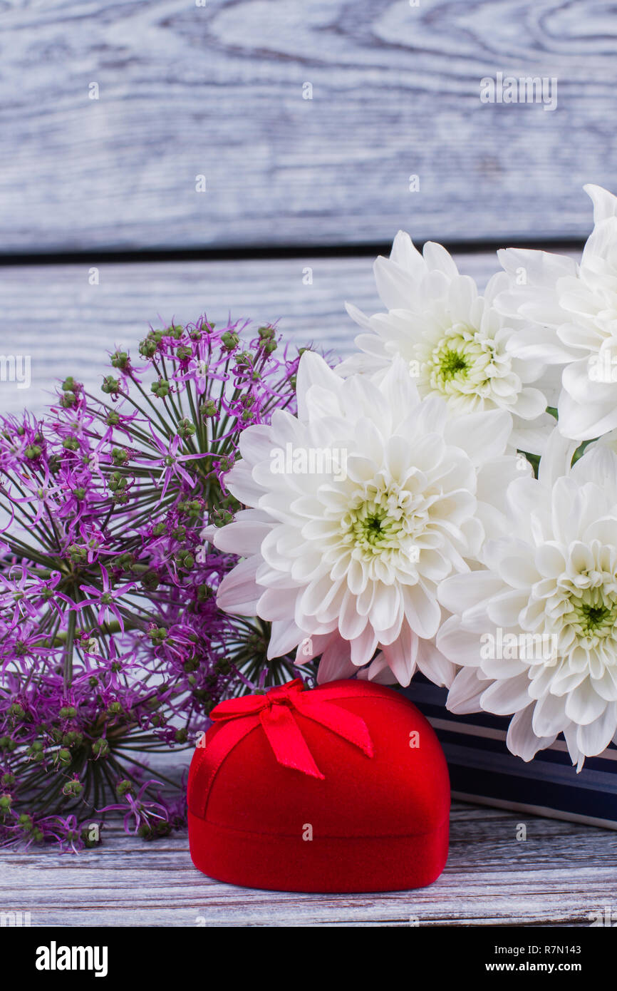 Frescas flores naturales con cajas de regalo. Flores de colores rojo y joyas caja de regalo. Símbolo del amor y el matrimonio Fotografía de stock - Alamy Frescas flores naturales con cajas de regalo. Flores de colores rojo y joyas caja de regalo. Símbolo del amor y el matrimonio Fotografía de stock - Alamy