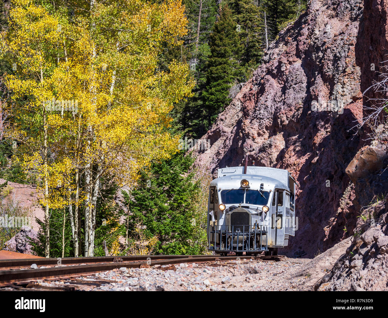 Última Primavera En Colorado: Túneles De Ferrocarril De Midland a Lo Largo  Del Río Arkansas Imagen de archivo - Imagen de verano, coche: 154513049