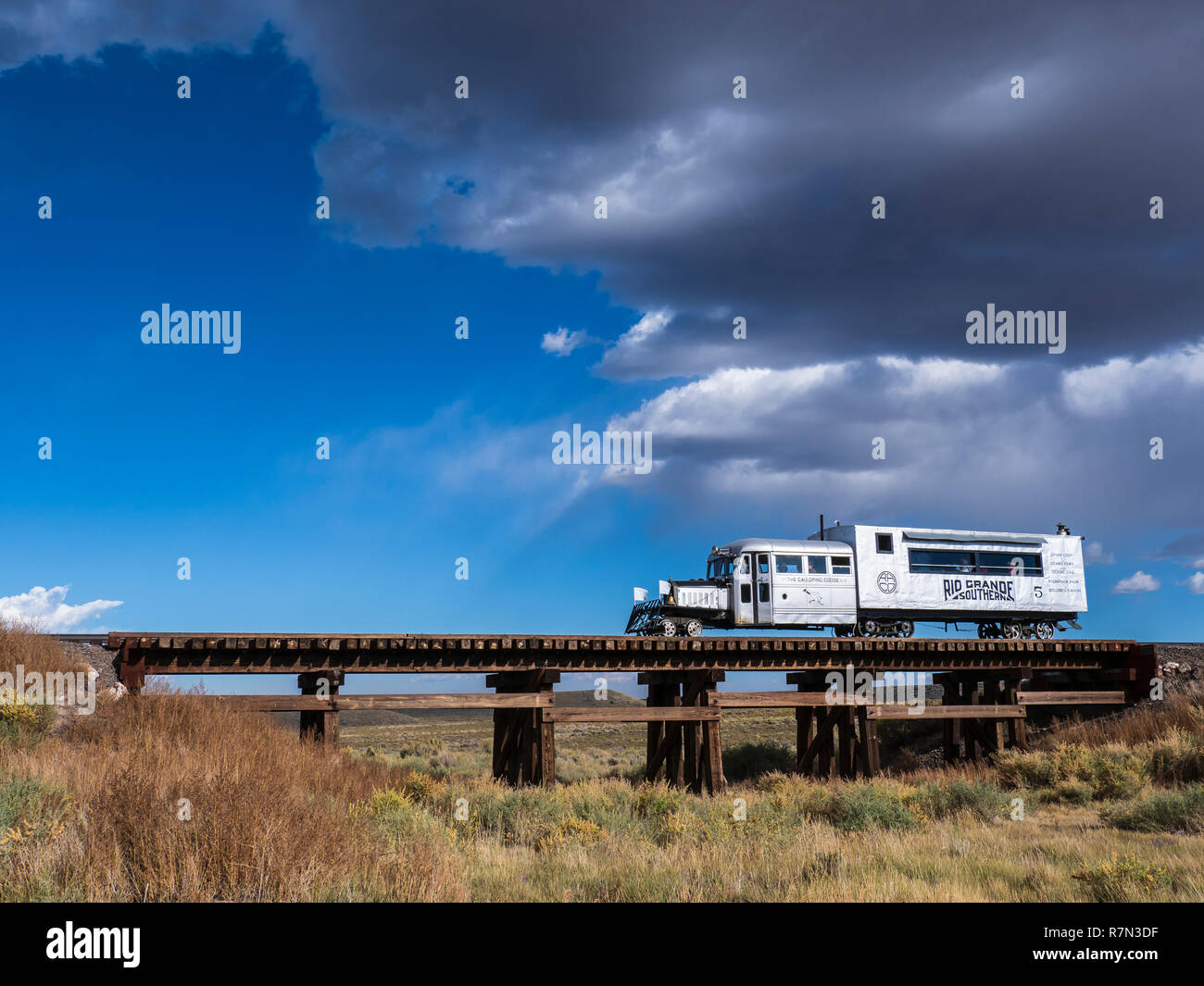 Última Primavera En Colorado: Túneles De Ferrocarril De Midland a Lo Largo  Del Río Arkansas Imagen de archivo - Imagen de verano, coche: 154513049