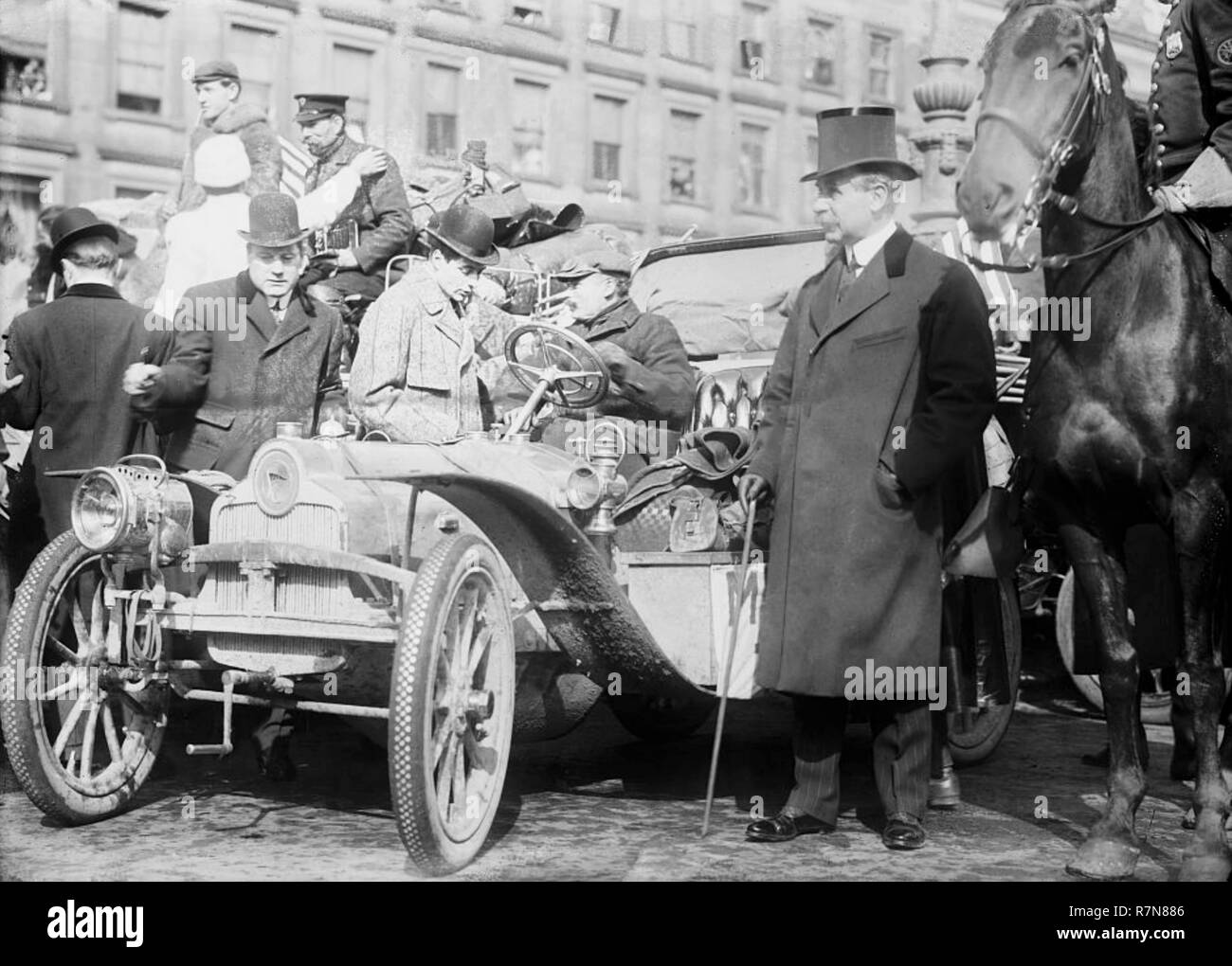 Nueva York a París auto carrera. Con Sizaire-Naudin francés Auguste Pons la conducción. Banquero, Jeff Seligman, de pie junto al coche en el inicio de la carrera de 1908. Foto de stock