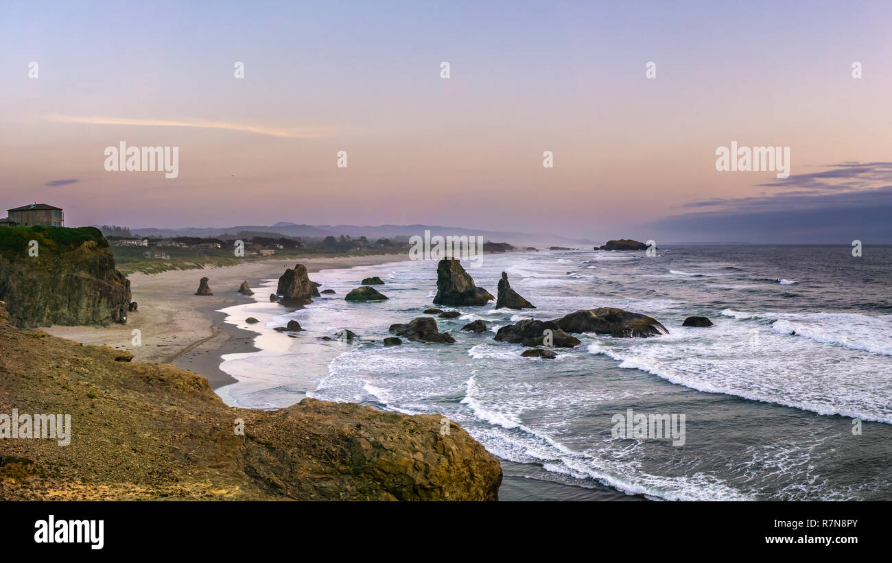 Bandon playa al atardecer o crepúsculo desde la cara Rock Punto Panorámico, paisajes de la costa del Pacífico, Oregon, USA. Foto de stock