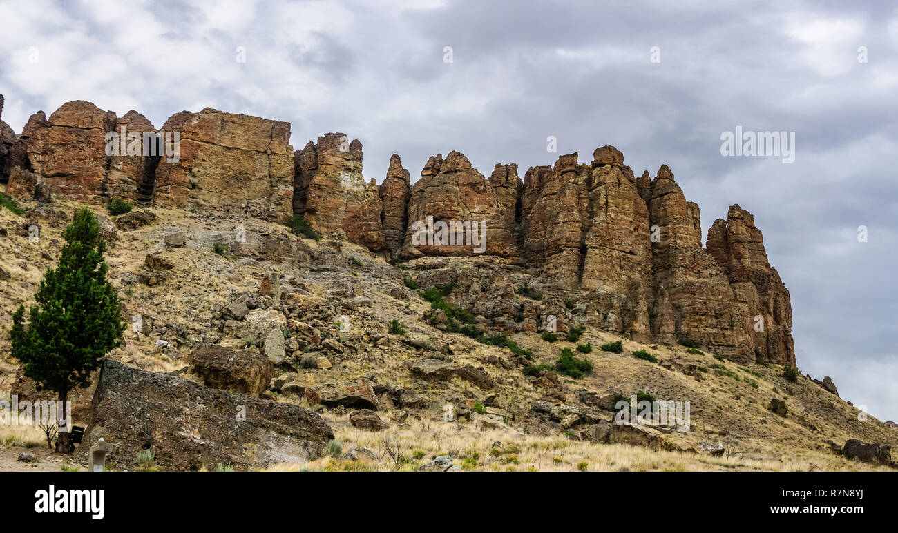 Las Palisades, la formación de rocas o acantilados en la unidad Clarno, John Día yacimientos fósiles Monumento Nacional, Central de Oregón, Estados Unidos. Foto de stock