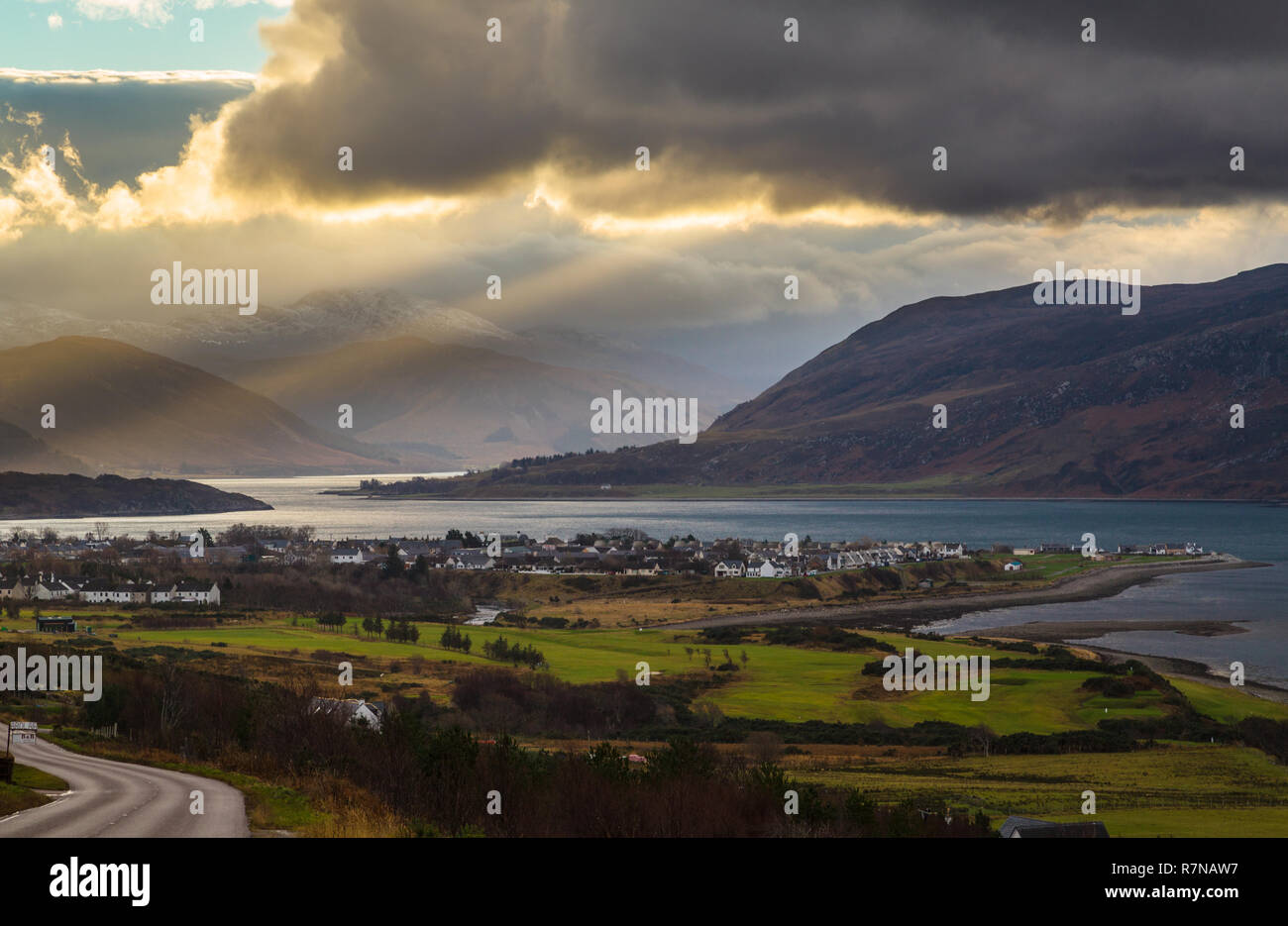 Ejes de la luz solar a través de las nubes en el extremo este de Loch, NW Highlands de Escocia. Vista desde la carretera A835 por encima de Ullapool. Foto de stock