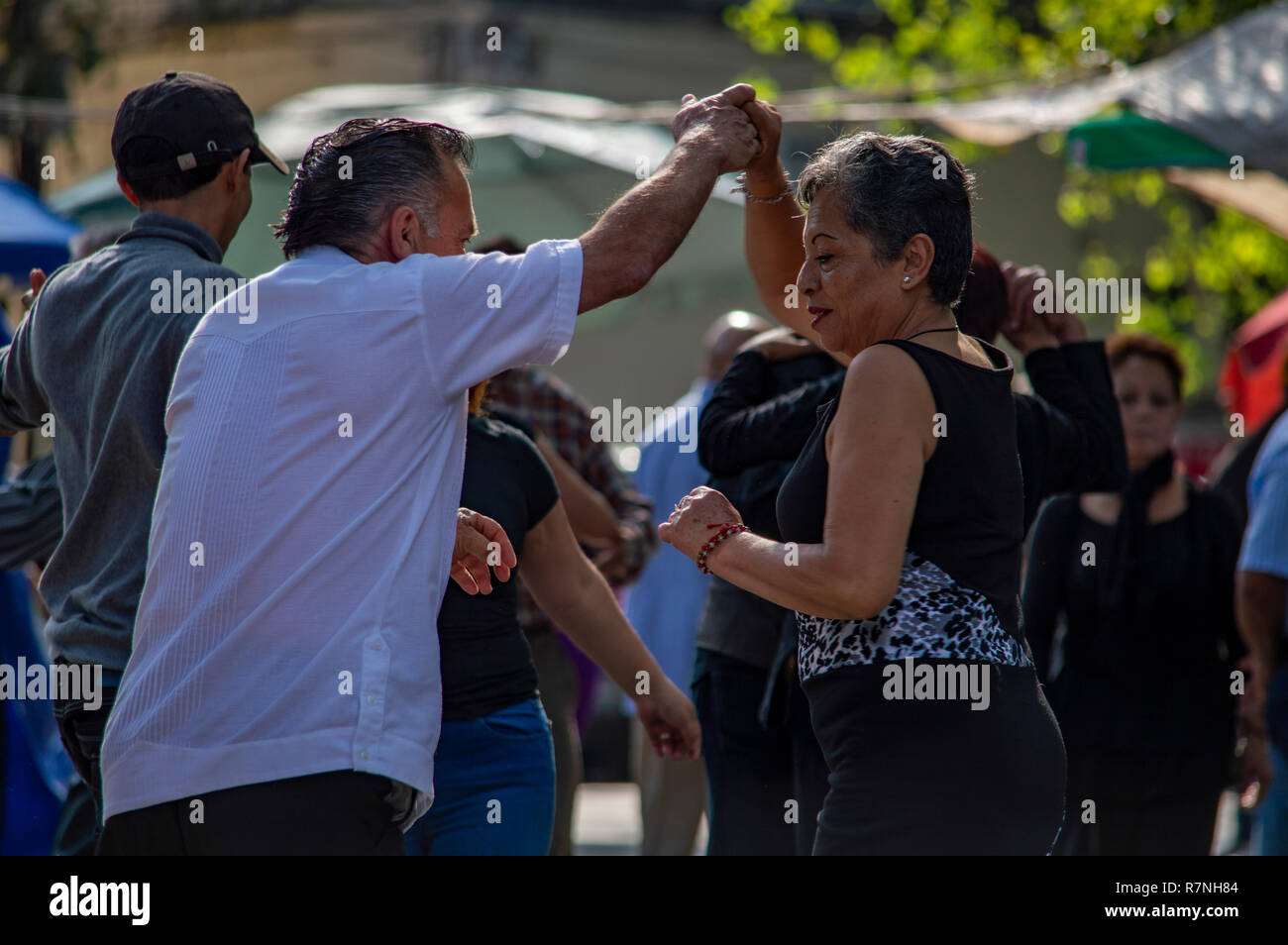 Una pareja de baile de salsa en el Parque de la Alameda en la Ciudad de México, México