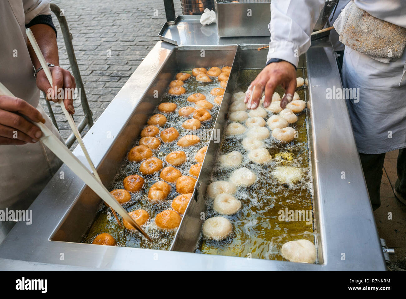 Fallas. Cocinar buñuelos,un típico español los buñuelos. El Collado horchateria. Valencia. Comunidad Valenciana. España Foto de stock