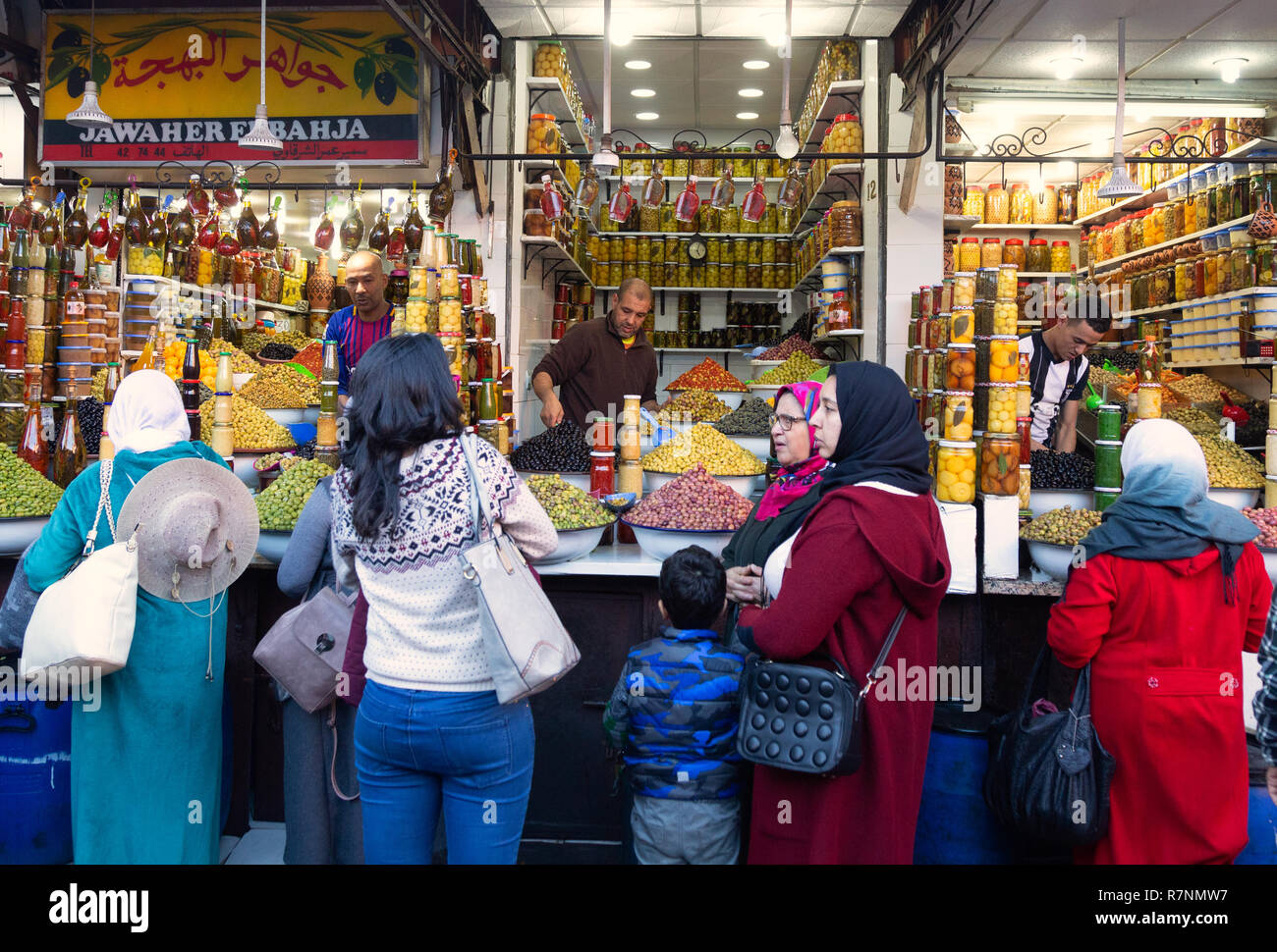 El zoco de Marrakech - gente local comprando alimentos de compras en los zocos de Marrakech, Marruecos, Norte de África Foto de stock