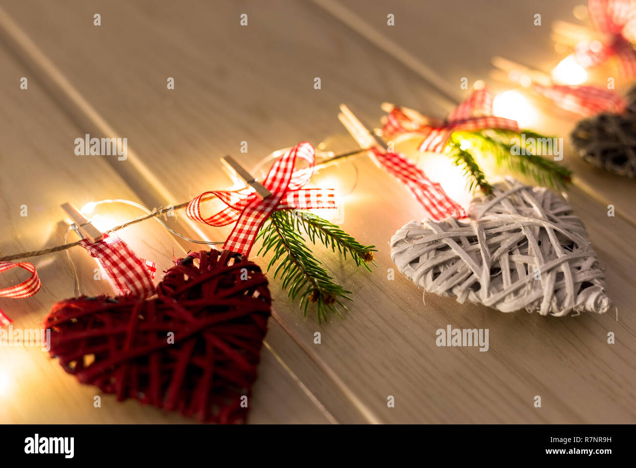 Decoración con corazones, ramas de abeto y las luces de fondo de madera.  Festividades de Navidad y Año Nuevo concepto Fotografía de stock - Alamy