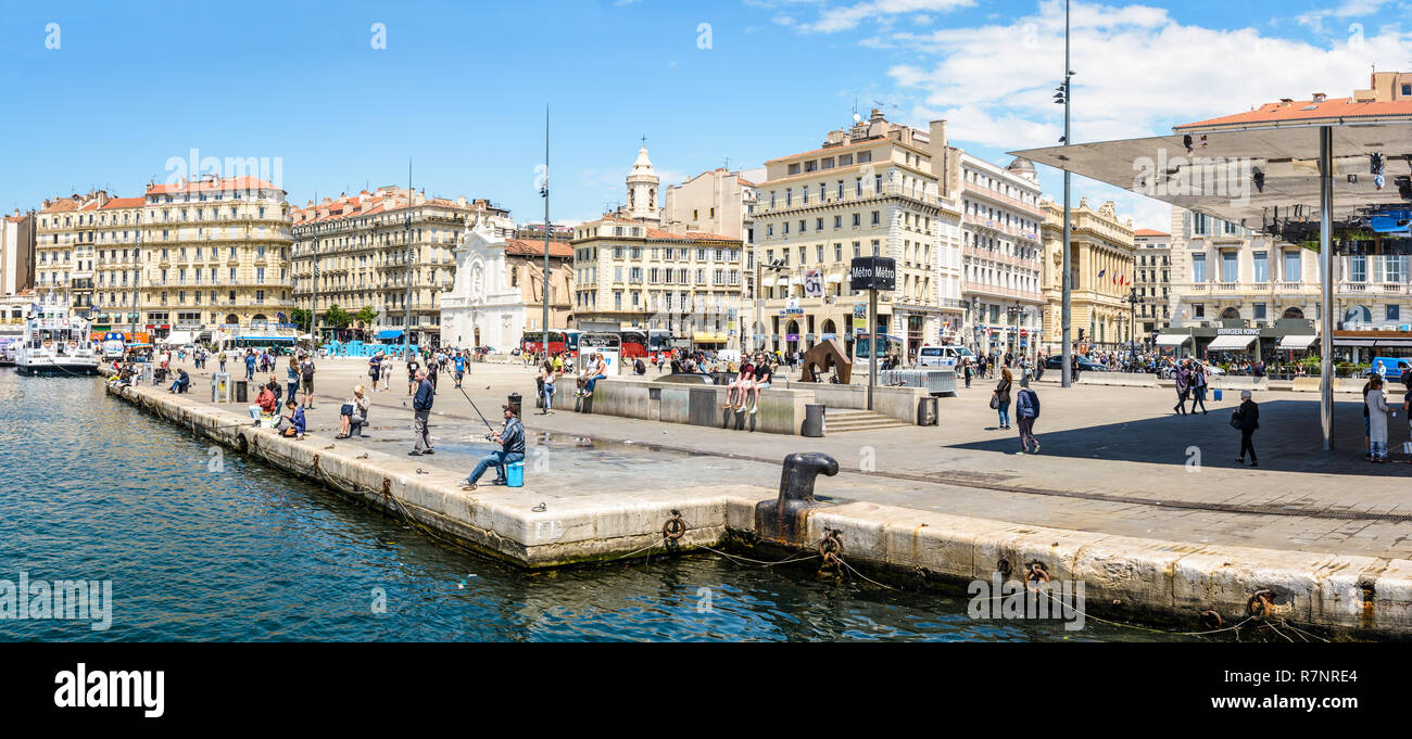 Vista panorámica del quai des Belges en el Viejo Puerto de Marsella con la iglesia, la estación de metro y la sombrilla reflejado por Norman Foster. Foto de stock