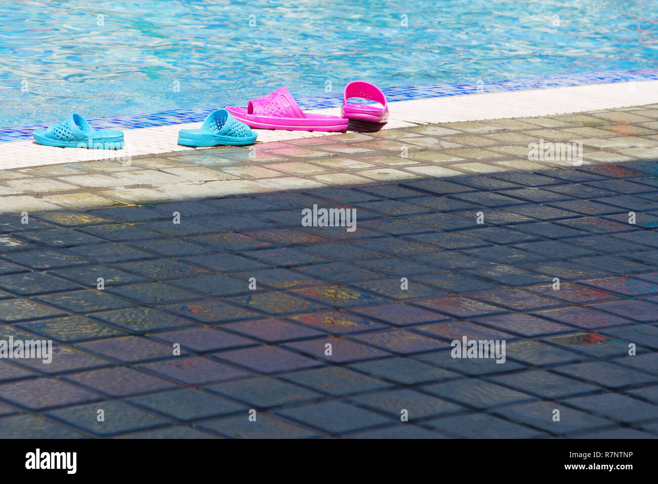 Infantil Apariencia Banco Zapatillas de piscina para nadar. Piscina nadar sandalias zapatos en la  esquina de la piscina Fotografía de stock - Alamy