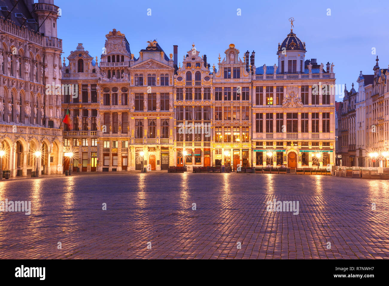 La Grand Place de noche en Bruselas, Bélgica Foto de stock