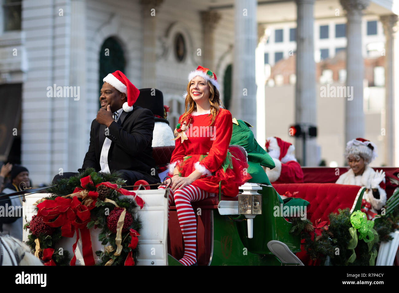 New Orleans, Louisiana, EE.UU. - Noviembre 24, 2018: El Bayou Classic Parade, hombre mujer vistiendo trajes de Navidad montando un carro desfile Fotografía de stock Alamy