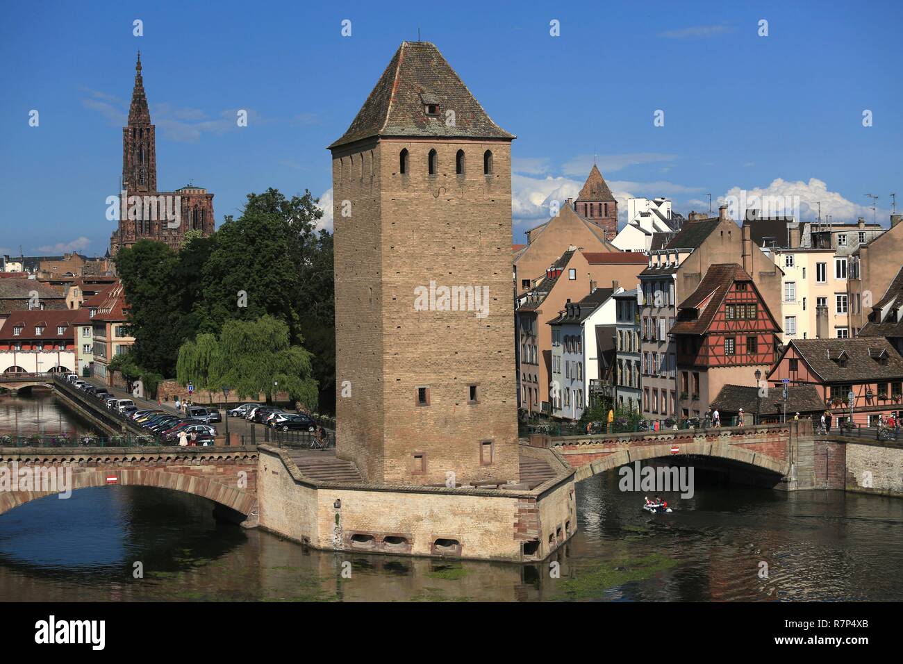 Francia, Bas Rhin, Estrasburgo, casco antiguo catalogado como Patrimonio Mundial por la UNESCO, la cubierta puentes que cruzan el río Ill y la Catedral de Notre Dame, visto desde la presa de Vauban Foto de stock