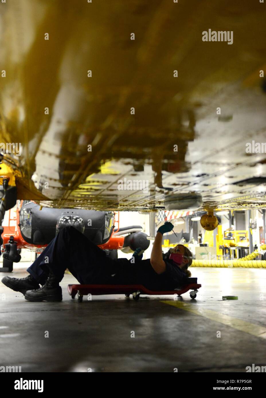 3ª clase suboficiales Juliana Harrison, un técnico en electrónica de aviación, realiza anti-corrosión de mantenimiento en un helicóptero MH-60 Jayhawk dentro del hangar en sector de Guardacostas Río Columbia en Warrenton, Virginia, Marzo 26, 2017. Esta es sólo una de las muchas tareas realizadas durante este período de mantenimiento. La Guardia Costera de EE.UU. Foto de stock