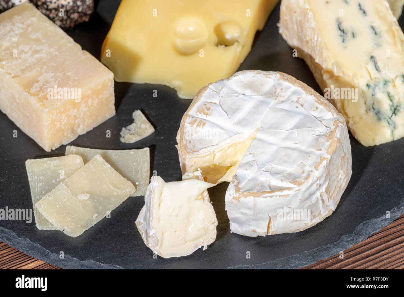 Porción de queso blanco fresco con moho y diversos tipos de queso en