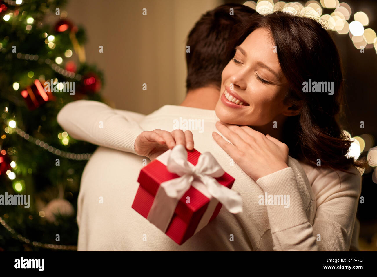 Marido Y Esposa Que Intercambian Los Regalos De La Navidad Imagen de  archivo - Imagen de tenencia, alrededor: 7760251