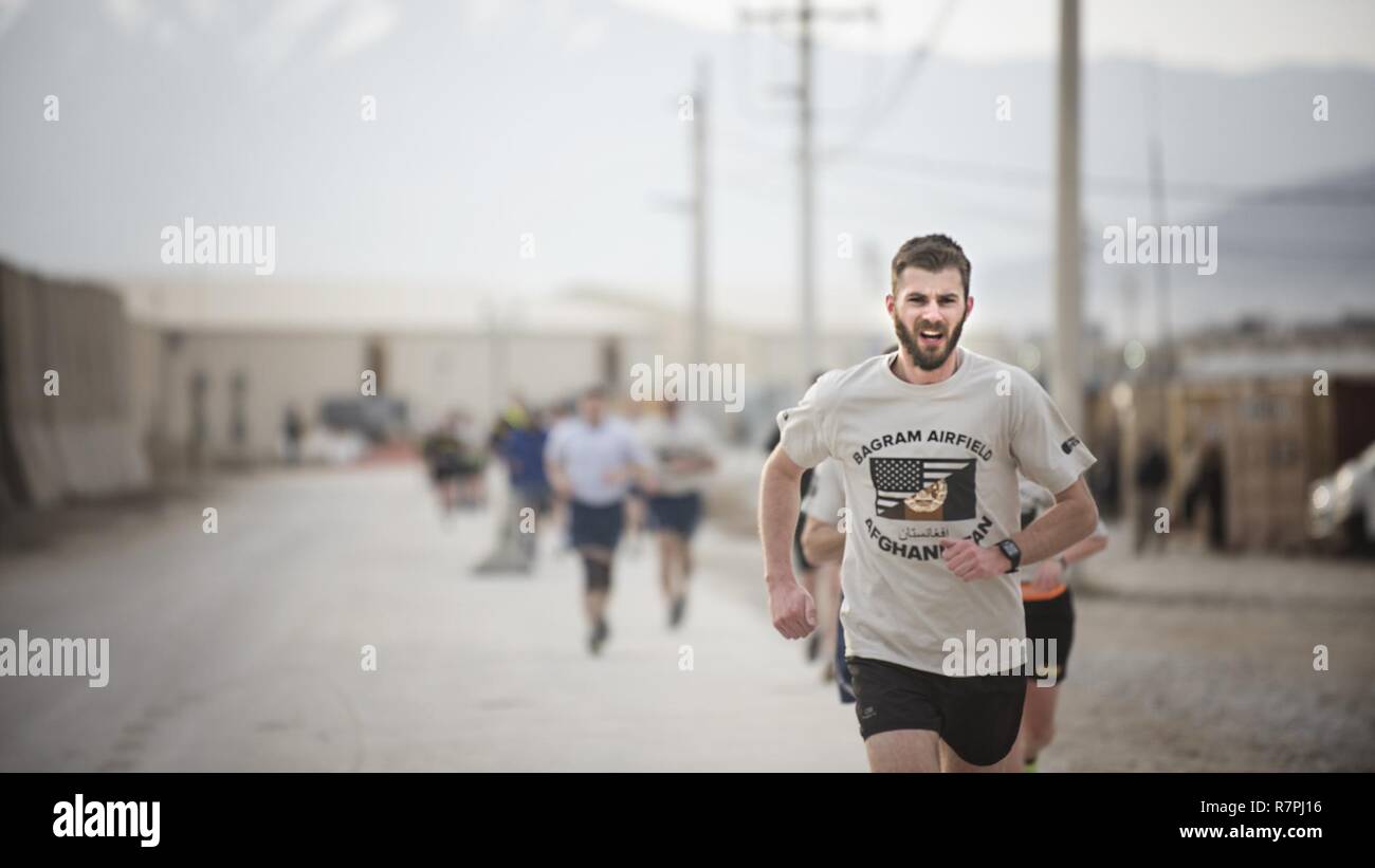 Los corredores participar en una carrera de 10 kilómetros durante la libertad Fest, el 25 de marzo de 2017 en el aeródromo de Bagram, Afganistán. Freedom Fest fue un evento organizado por la 455a la Fuerza Expedicionaria Escuadrón de Apoyo y organizaciones privadas. Foto de stock