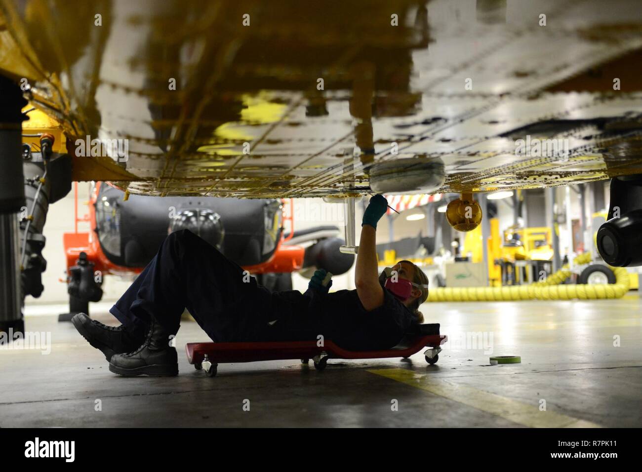 3ª clase suboficiales Juliana Harrison, un técnico en electrónica de aviación, realiza anti-corrosión de mantenimiento en un helicóptero MH-60 Jayhawk dentro del hangar en sector de Guardacostas Río Columbia en Warrenton, Virginia, Marzo 26, 2017. Esta es sólo una de las muchas tareas realizadas durante este período de mantenimiento. La Guardia Costera de EE.UU. Foto de stock