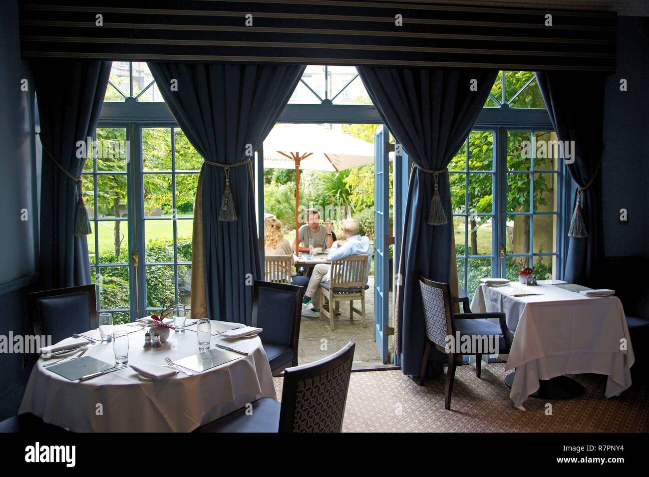 Reino Unido, condado de Somerset, bañera, salón de té en el jardín de la Royal Crescent Hotel Foto de stock