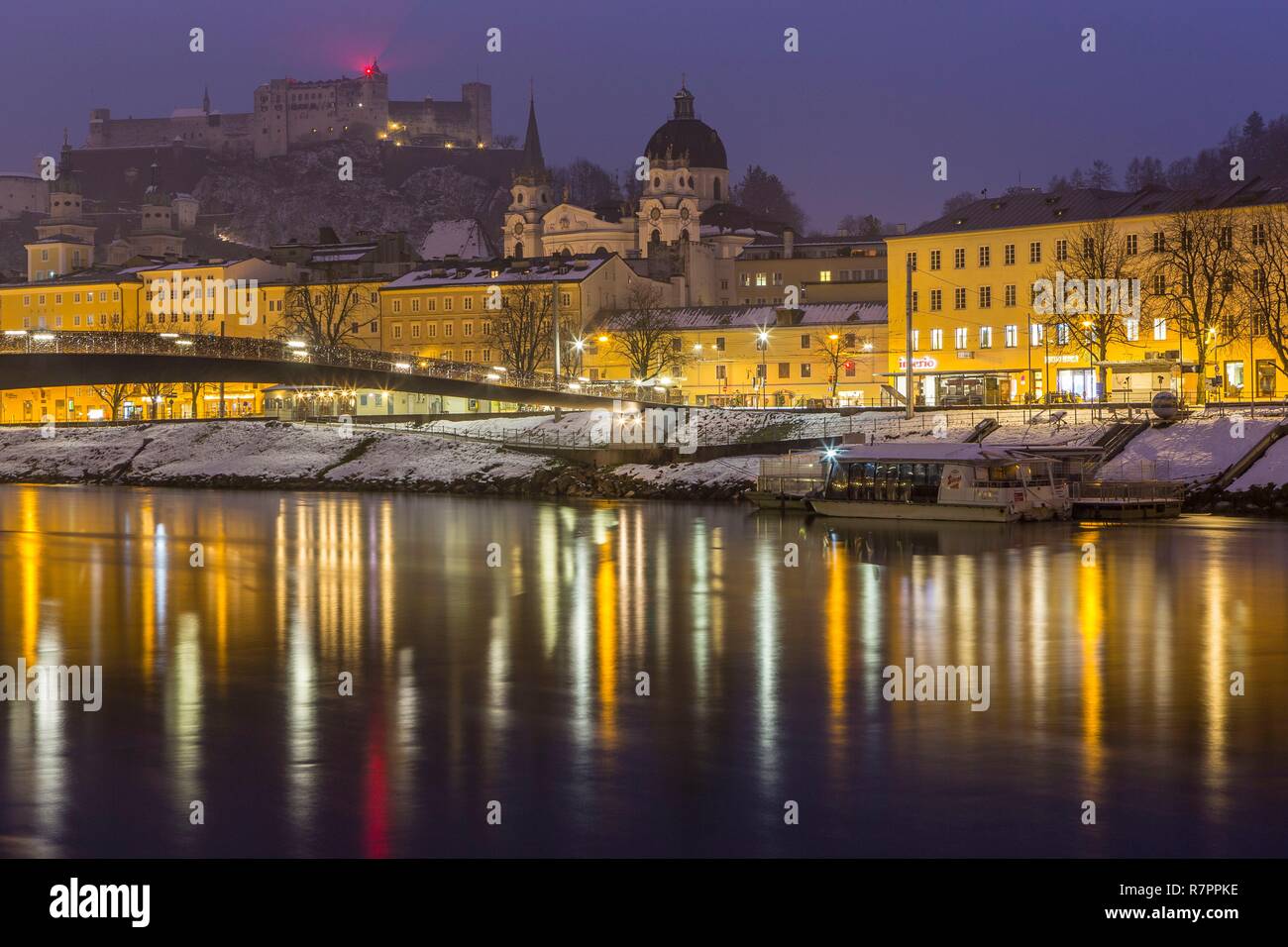 Austria, Salzburgo, centro histórico catalogado como Patrimonio Mundial por la UNESCO, el casco antiguo (Altstadt) y el Castillo de Hohensalzburg Foto de stock