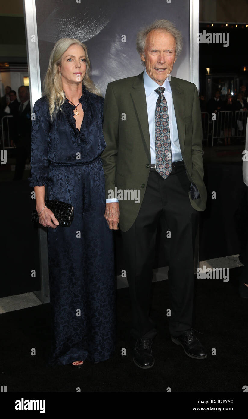 Westwood, California, USA. 10 Dec, 2018. Christina Sandera, Clint Eastwood, en el estreno mundial de la Mula en el Regency Village Theater en Westwood, California, el 10 de diciembre de 2018. Crédito: Faye Sadou/Media Punch/Alamy Live News Foto de stock