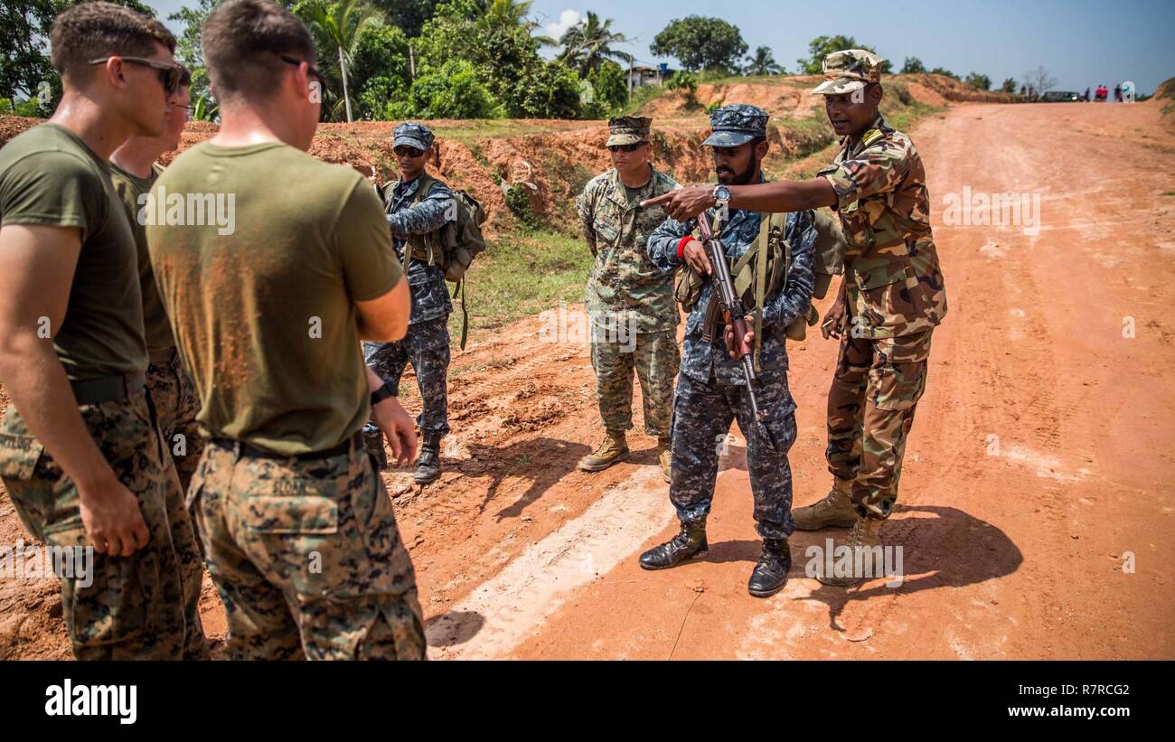 BASE NAVAL WELISARA, Sri Lanka (30 de marzo de 2017) La Marina de Sri Lanka recibe instrucciones sobre cómo reaccionar y responder apropiadamente a acercarse a personal en el punto de control de una entrada de la asistencia humanitaria y de socorro en casos de desastre (HA/DR) el campamento durante la formación de HA/DR, realizado junto a Marines y marineros con la 11ª Unidad Expedicionaria de la Marina, en la Base Naval Welisara como parte de un compromiso de cooperación de seguridad de teatro, el 30 de marzo. Tanto los EE.UU. y Sri Lanka tienen un interés continuo en el fortalecimiento de su colaboración, basada en intereses comunes relacionados con la seguridad marítima, preparar HA/DR Foto de stock