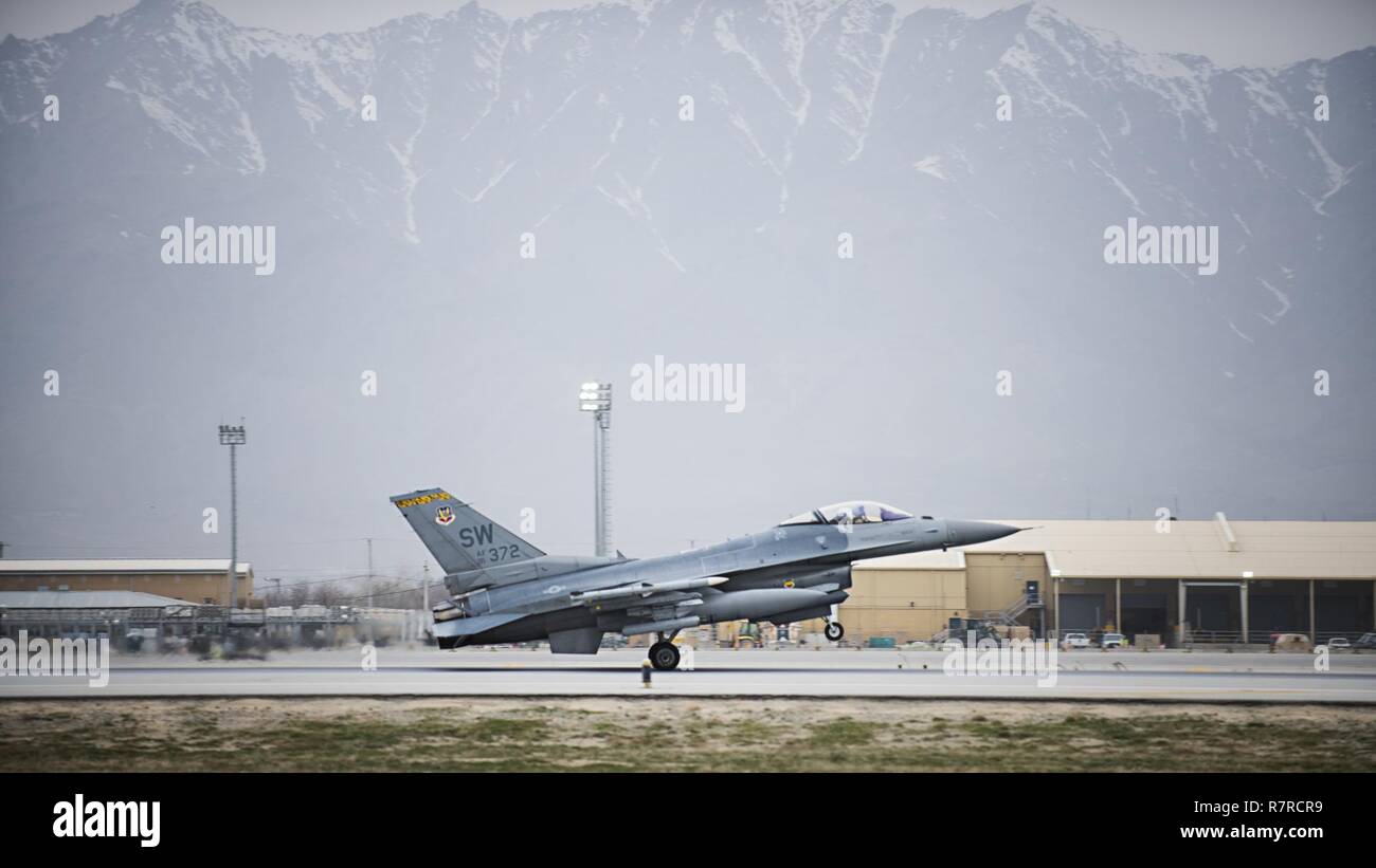 El Teniente Coronel Craig Andrle, 79º comandante de escuadrón de combate expedicionario, tierras, después de volar un combate sortie 20 de marzo de 2017 en el aeródromo de Bagram, Afganistán. Durante la incursión, Andrle alcanzó un hito 1.000 horas de combate. Foto de stock