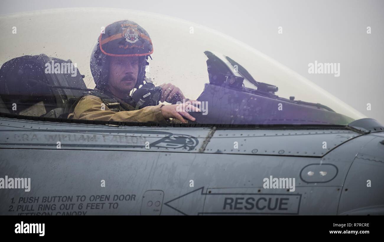 El Teniente Coronel Craig Andrle, 79º comandante de escuadrón de combate expedicionario, taxis después de una incursión de combate el 20 de marzo de 2017 en el aeródromo de Bagram, Afganistán. La 79ª EFS proporciona antiterrorismo para apoyar con éxito un tren, asesorar, ayudar a la misión en Afganistán. Foto de stock