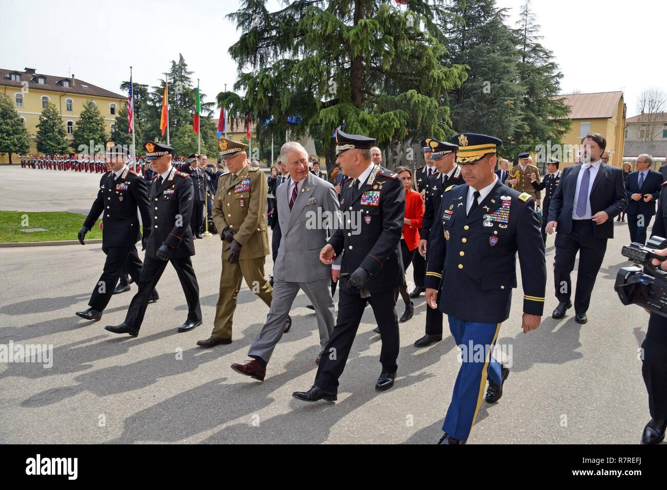 Su Alteza Real, el Príncipe Carlos, Príncipe de Gales, durante la visita al centro de excelencia para unidades de policía de estabilidad (CoESPU) de Vicenza, Italia, 1 de abril de 2017. Foto de stock