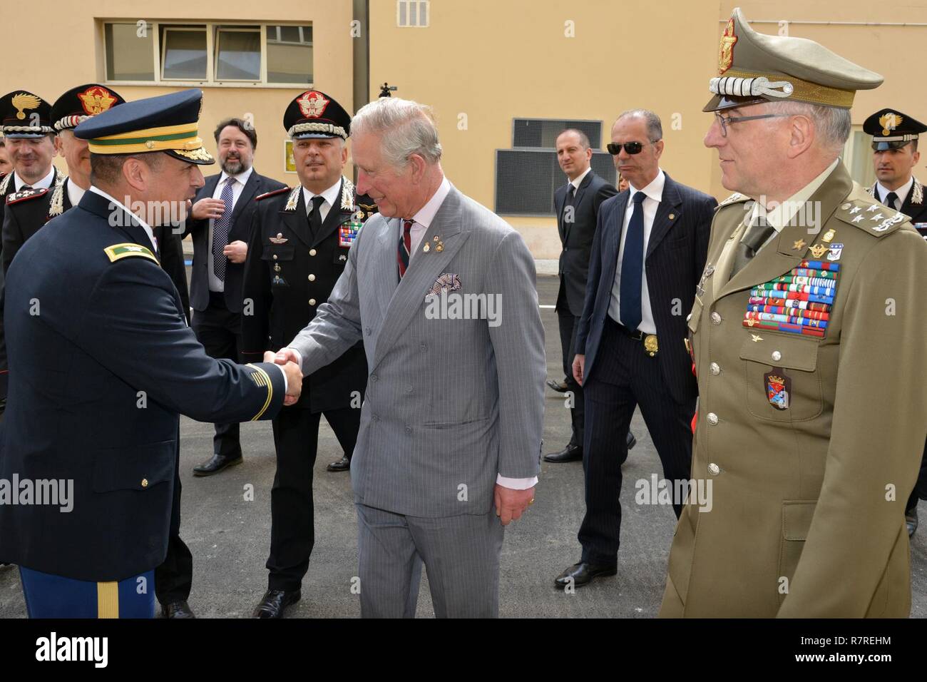 Su Alteza Real, el Príncipe Carlos, Príncipe de Gales, cumple el Coronel del Ejército estadounidense CoESPU Darío S. Gallegos, director adjunto (a la izquierda) durante la visita al centro de excelencia para unidades de policía de estabilidad (CoESPU) de Vicenza, Italia, 1 de abril de 2017. Foto de stock