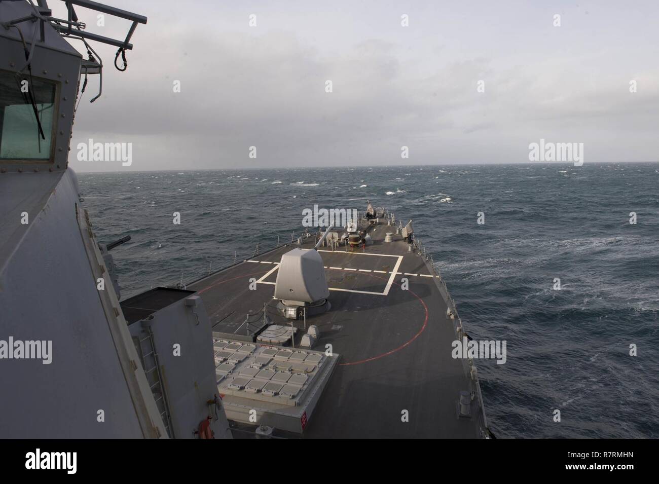 Océano Atlántico- (4 de abril de 2017) - El USS Carney (DDG 64) cruceros a través del Océano Atlántico durante el ejercicio Joint Warrior 17-1 del 4 de abril, 2017. Carney, un Arleigh Burke clase destructor de misiles guiados, desplegadas a Rota, España, está realizando su tercera patrulla en los EE.UU. 6ª Flota de la zona de operaciones en apoyo de los intereses de seguridad nacional de EE.UU. en Europa. Foto de stock